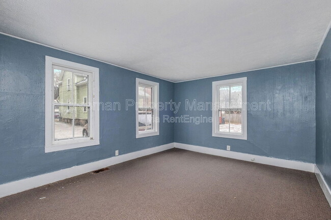 Building Photo - 719 Davis St