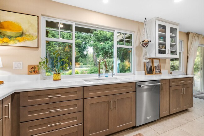 Building Photo - University Place 4 Bed/3 Bath