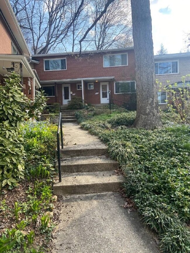 Building Photo - A spacious two bedroom, one and one half bath condo townhouse located in the northern section of ...