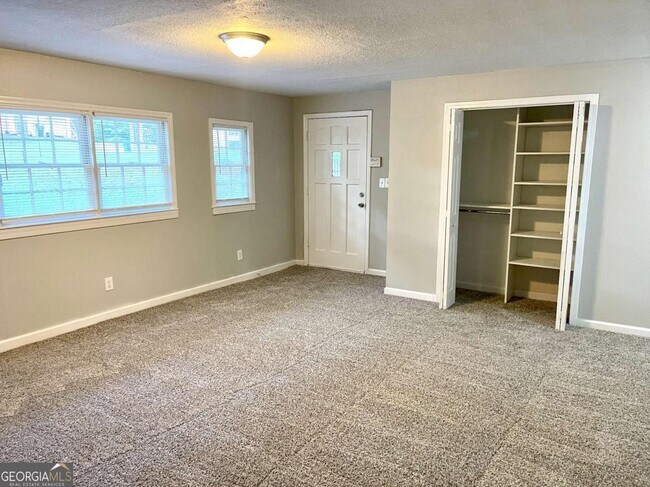 Building Photo - 415 Hillsdale Dr