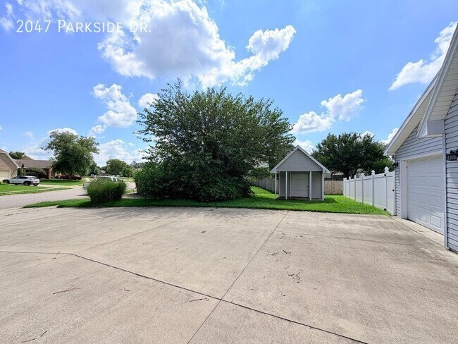 Building Photo - 2047 Parkside Dr