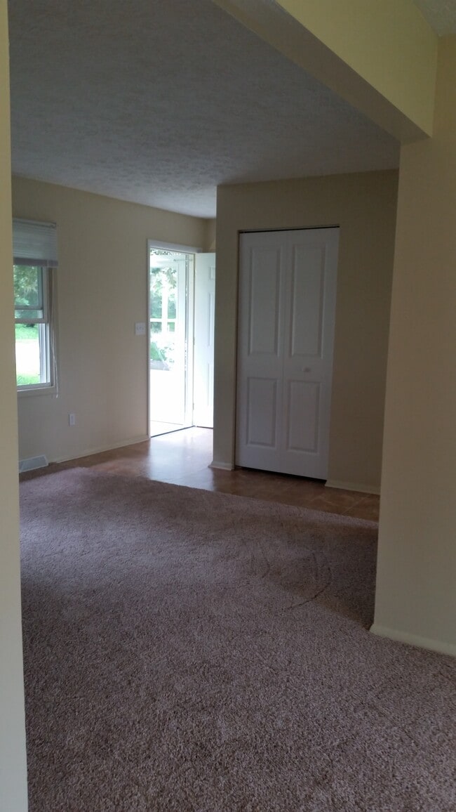 Building Photo - 543 E School St