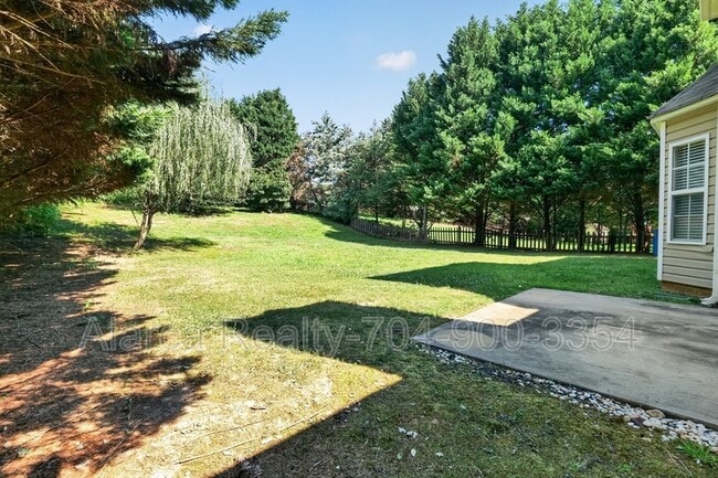 Building Photo - 2041 White Cedar Ln
