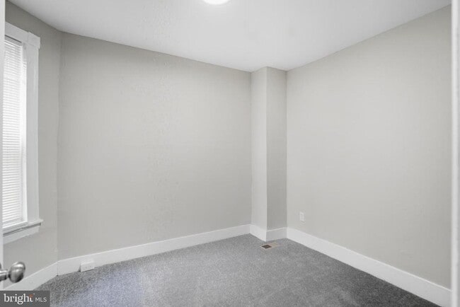 Building Photo - 5518 Lansdowne Ave