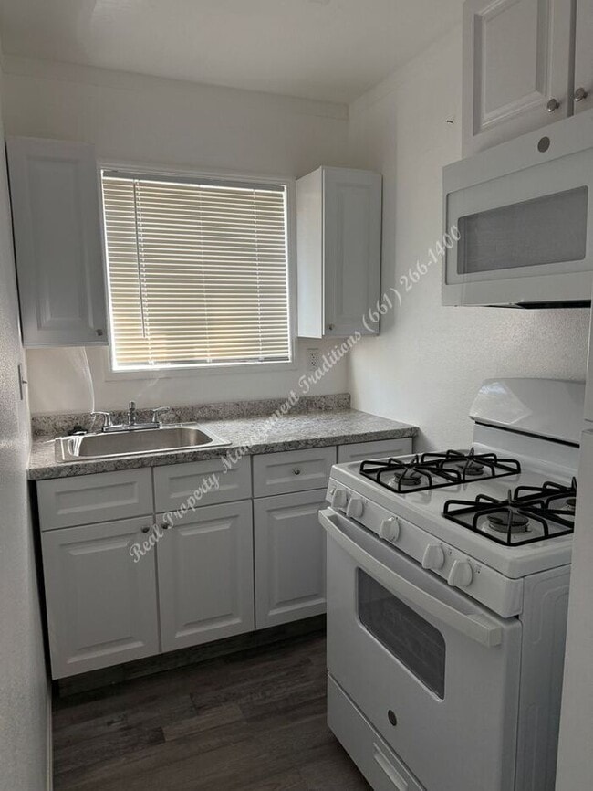 Building Photo - *** Please call us @ 661-266-1400 for info...