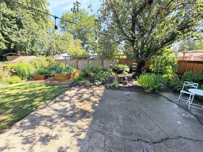 Building Photo - Gardener's Delight 4 Bed, 2.5 Bath House w...