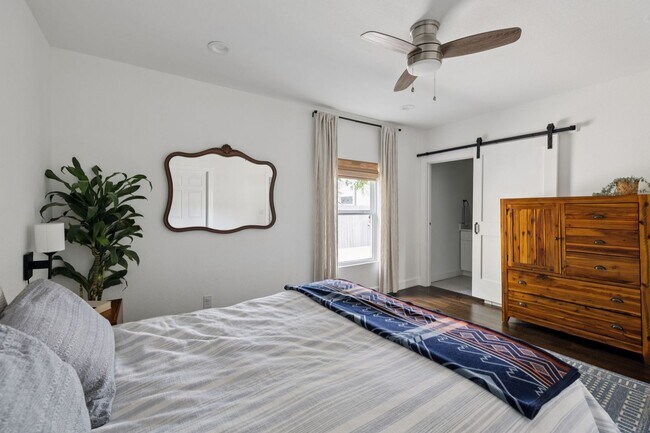 Building Photo - DARLING 2-BEDROOM MAHNCKE PARK COTTAGE