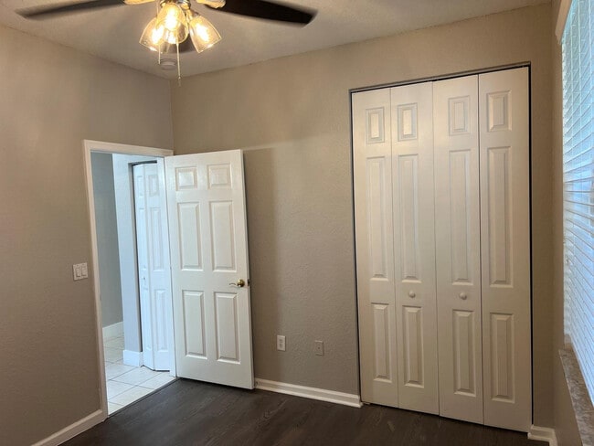 Building Photo - 4926 Ave