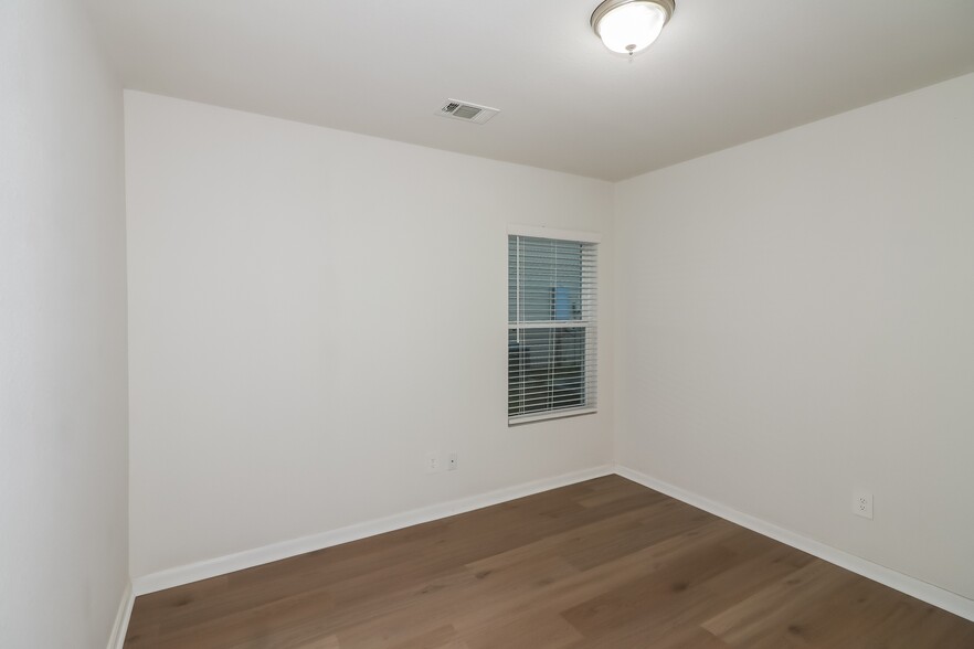 Building Photo - 10070 Cerritos dr