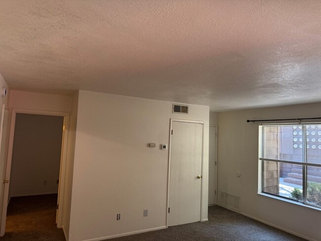 Building Photo - READY NOW! Ground-Level Condo in Universit...