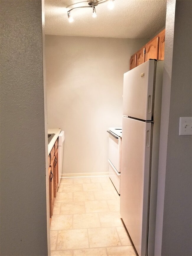 Building Photo - Cozy upstairs unit with NEW carpet!