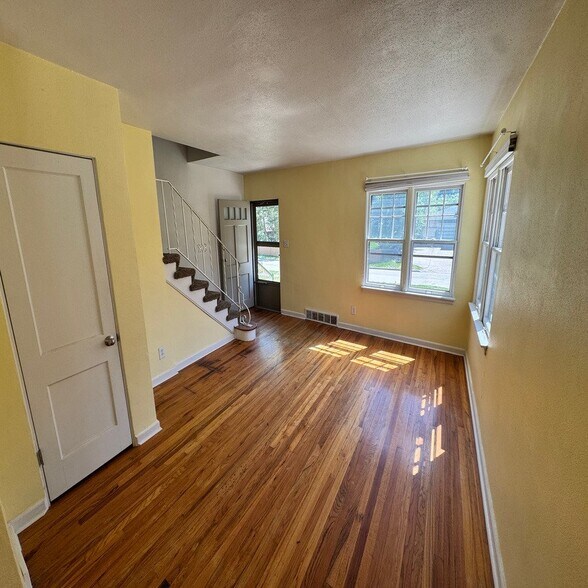 Building Photo - 618 45th St