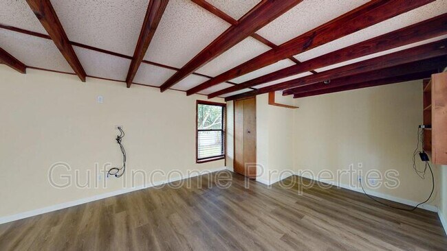 Building Photo - 3202 21st Ave W