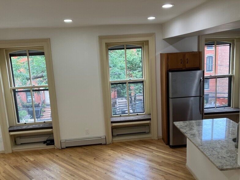 Living room & Kitchen - 143 Sussex St