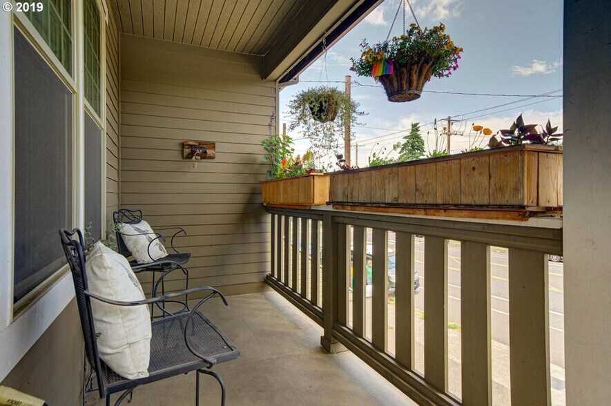 Front Porch - 7921 N Denver Avenue