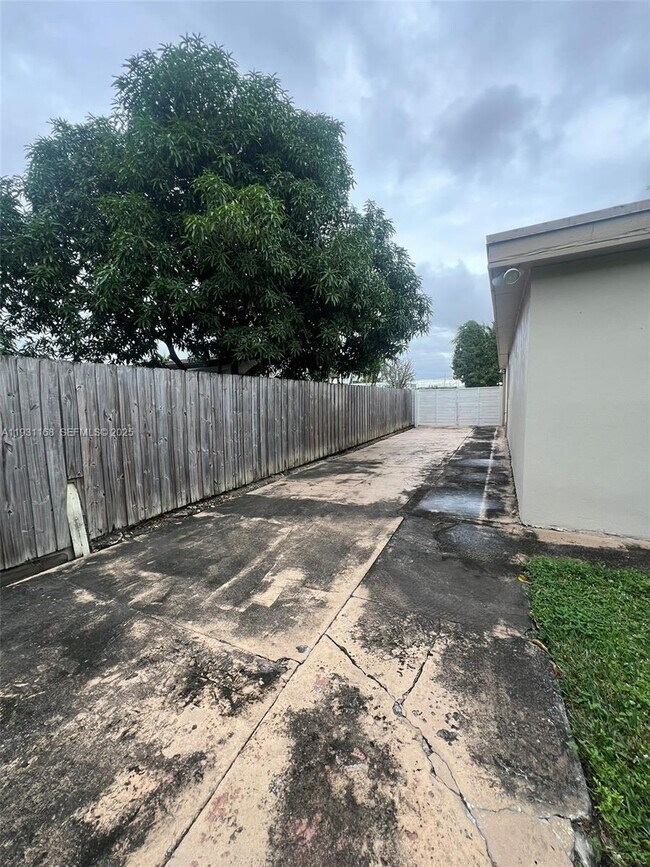 Building Photo - 9030 SW 40th Terrace