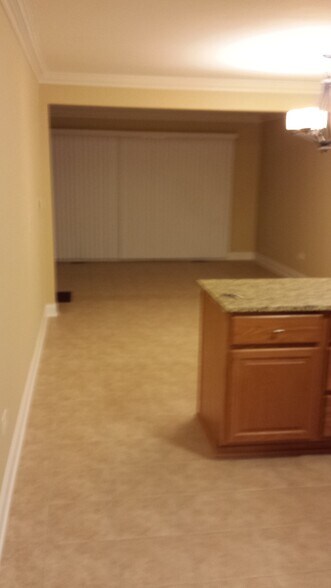 Building Photo - 826 E Capri Dr
