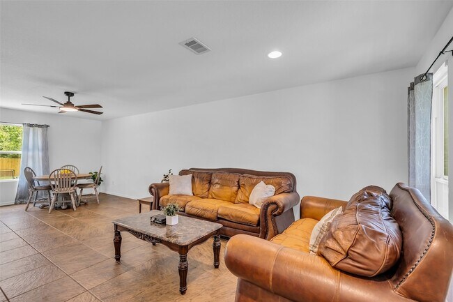 Building Photo - 16718 Warbler Dr