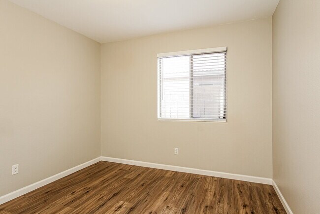 Building Photo - 15550 N Naegel Dr