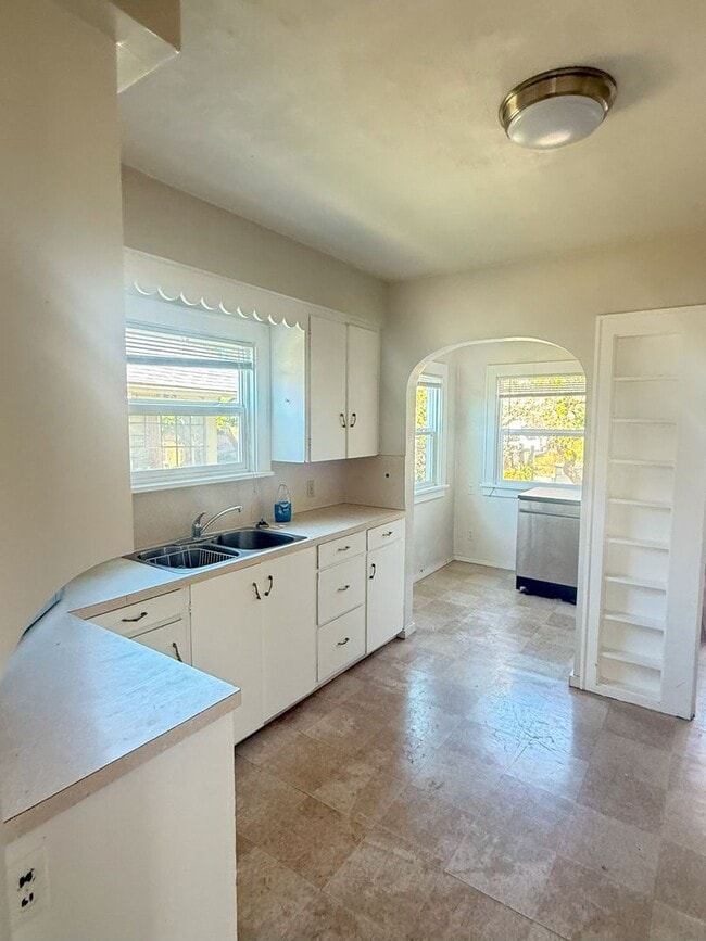 Building Photo - Spacious 5-Bedroom Home near WWU!