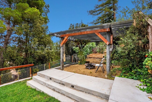 Building Photo - 12 Elna Dr