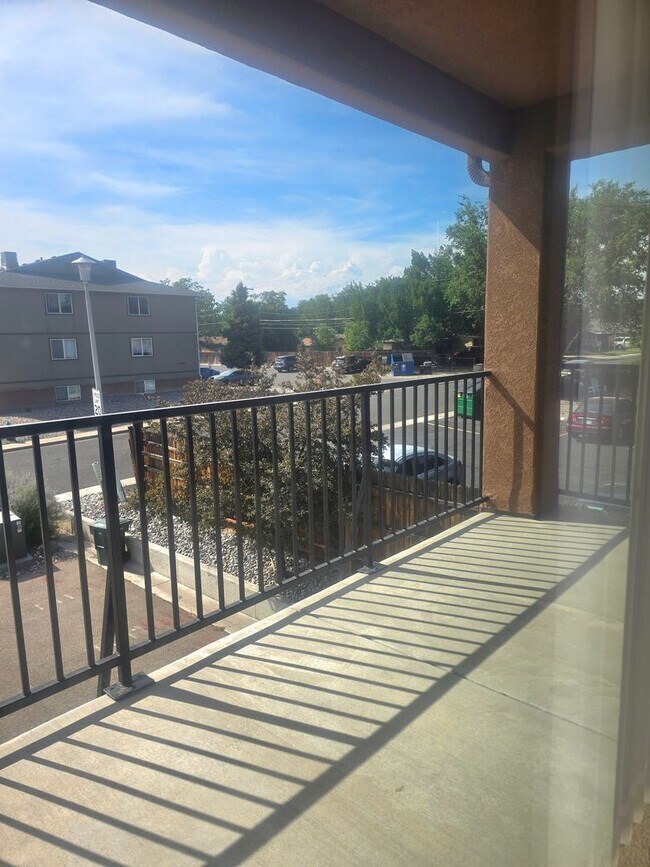 Building Photo - 1558 Poplar Dr