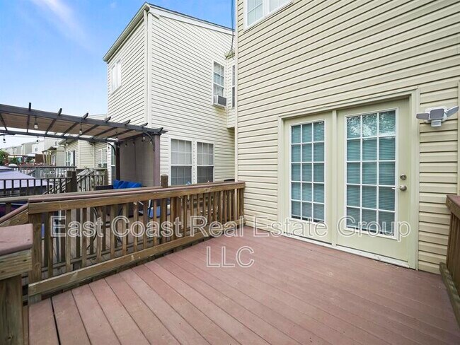 Building Photo - 6100 Newport Terrace