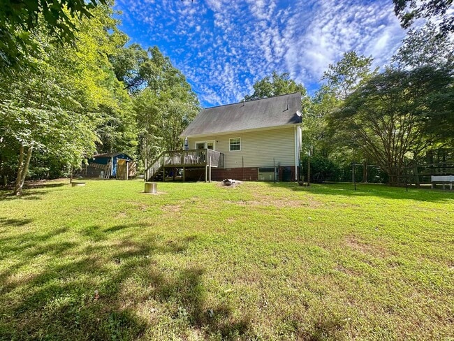 Building Photo - Charming Country Cottage Only 23 Mins from...
