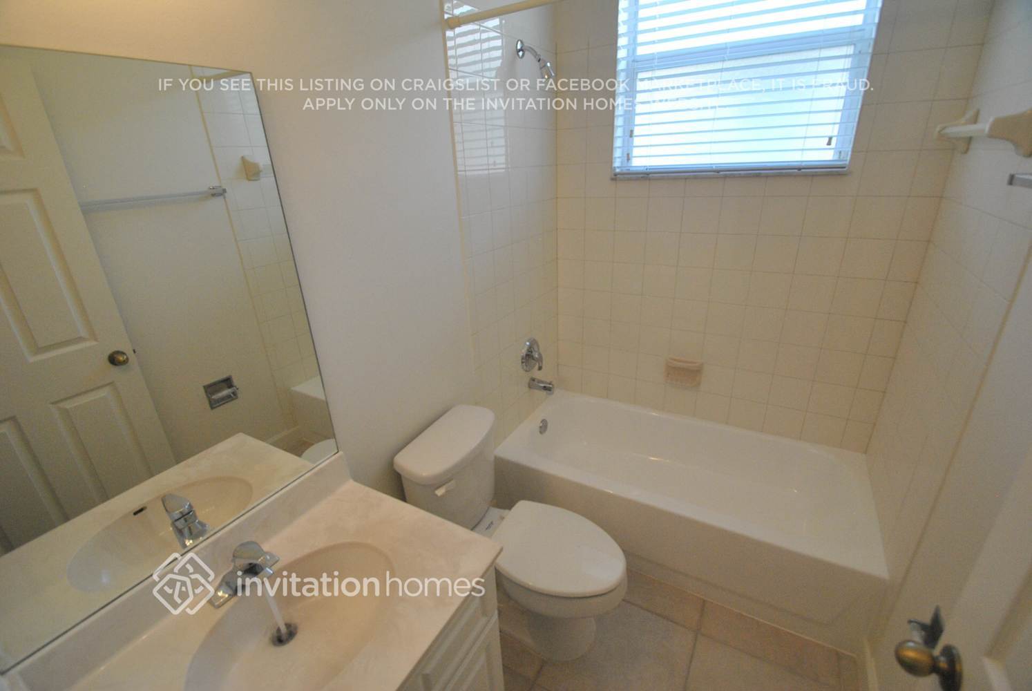 Building Photo - 9496 Lago Dr