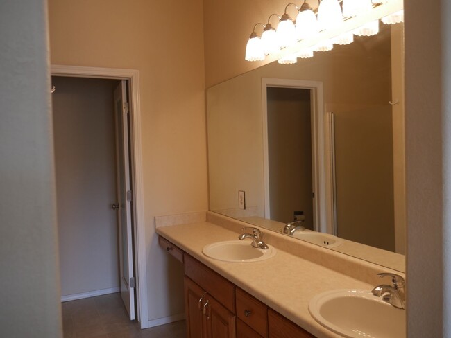 Building Photo - 4 Bed / 3.5 Bath in University Park with AC