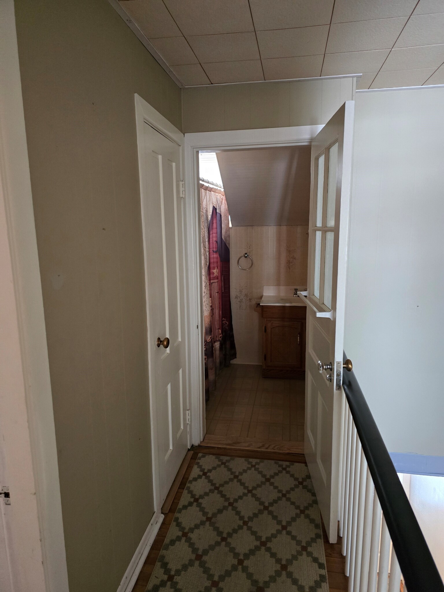 Full Bathroom - 10 Forest St