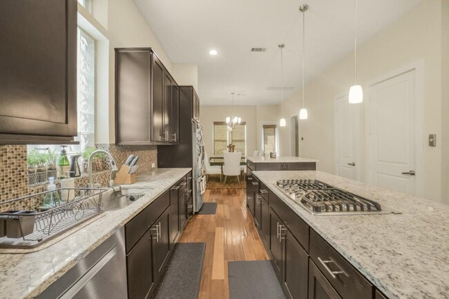Building Photo - 5425A Hidalgo St