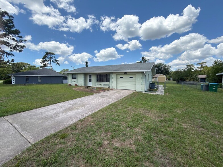 Building Photo - 8215 W Cecil Ln