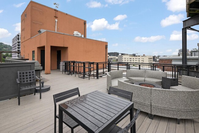 Building Photo - Gorgeous loft in a converted window factor...