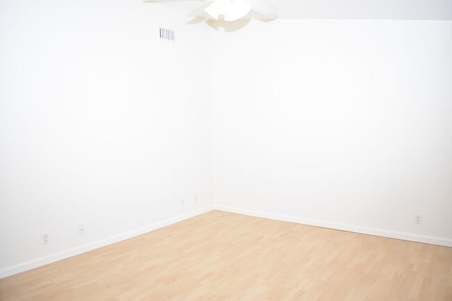 Building Photo - Flooring throughout 3 bd 2.5 ba Condo (San Diego, 92122)