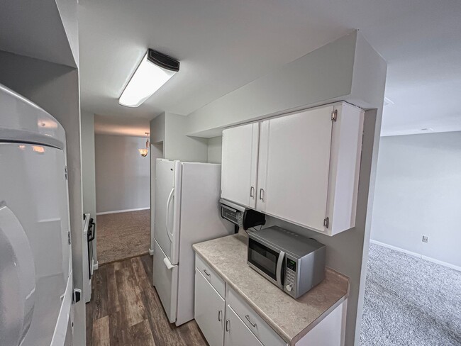 Building Photo - Sun-filled 2 Bed 1.5 Bath With Bonus Offic...