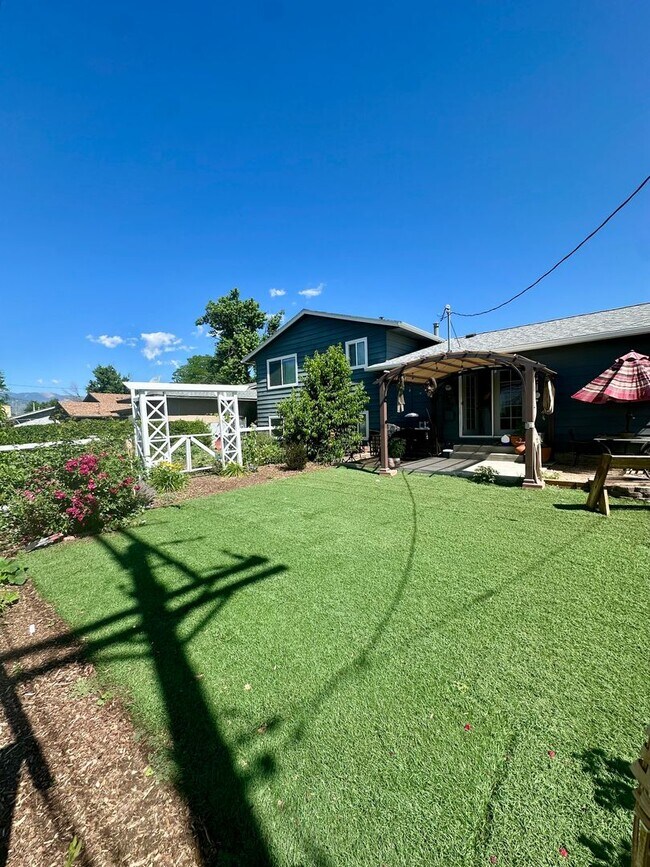 Building Photo - Charming 4 Bedroom Home w/ A/C in Security