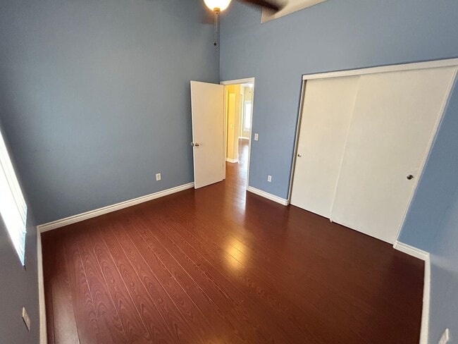 Building Photo - 3 Bed / 2 Bath with No Carpet & Split Floo...
