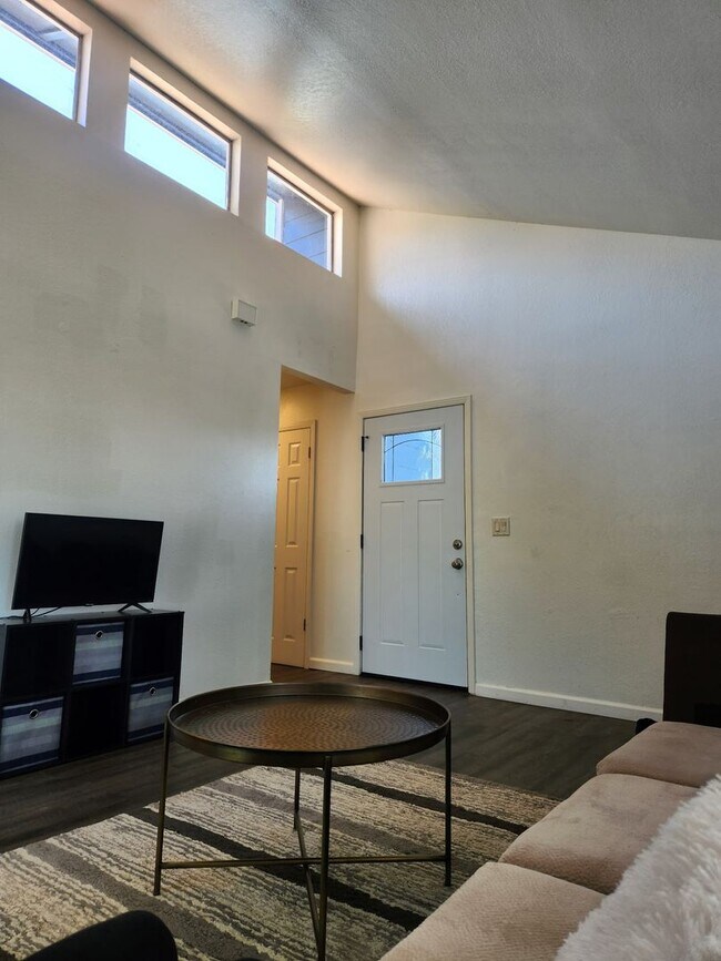 Building Photo - 124 Fontana Ave