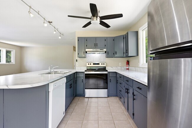 Building Photo - 836 Sleepy Hollow Dr