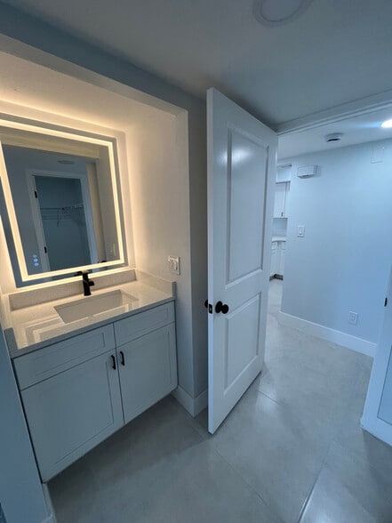 Building Photo - 2542 Lakeway Branch Dr