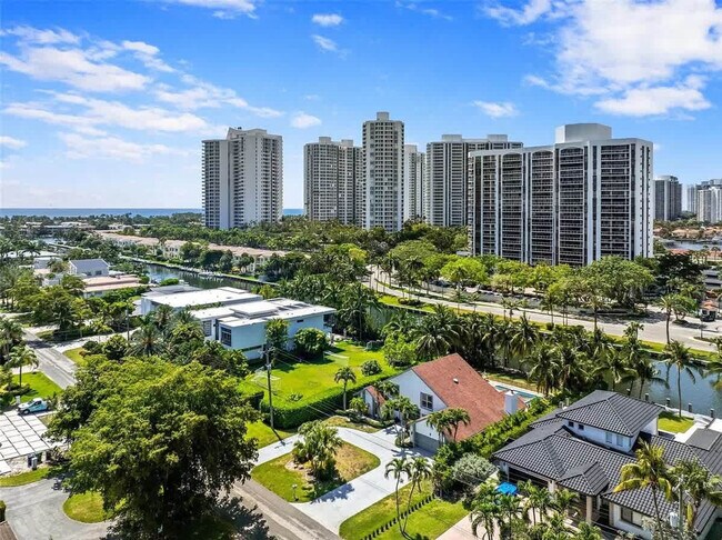 Building Photo - 413 Holiday Dr