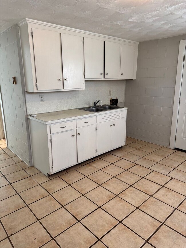 Building Photo - Spacious 2 Bedroom, 1 Bathroom Move-In Ready Apartment!