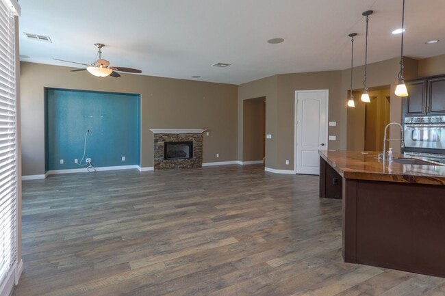 Building Photo - Fabulous Single Story 3 Bedroom Home Conve...