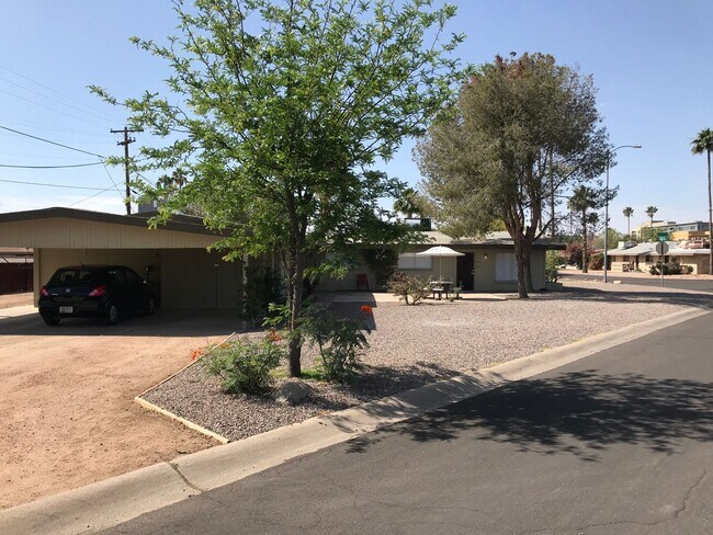 Building Photo - 3 bedroom updated Townhome