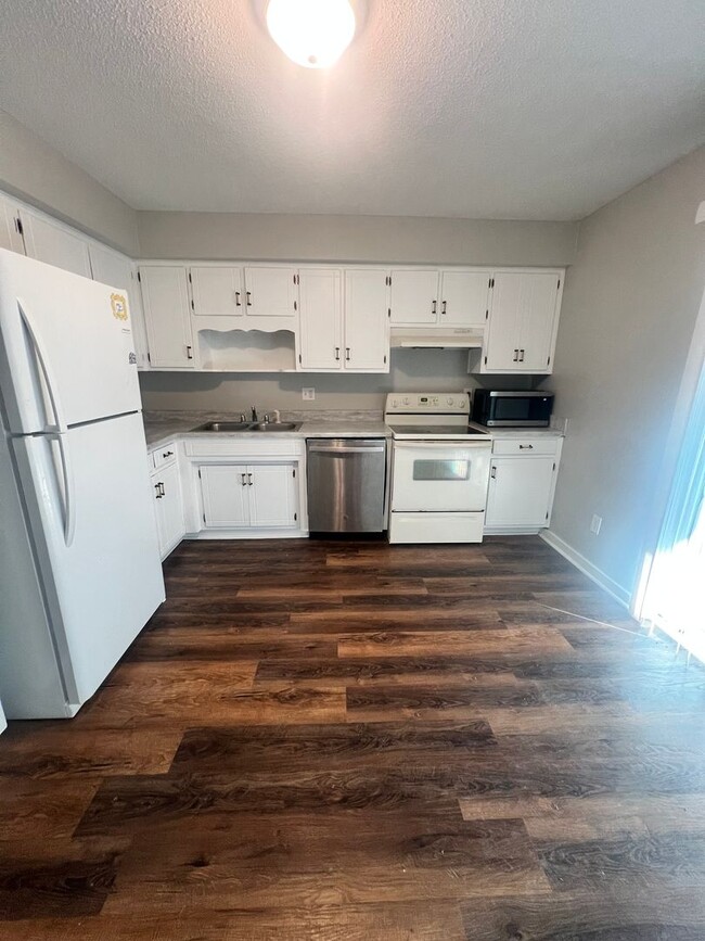 Building Photo - 3 Bedroom 2 Bathroom Duplex