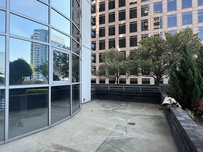 Building Photo - 333 W Trade St