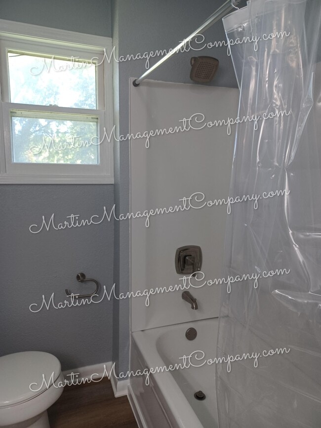 Building Photo - 109 E Clay St