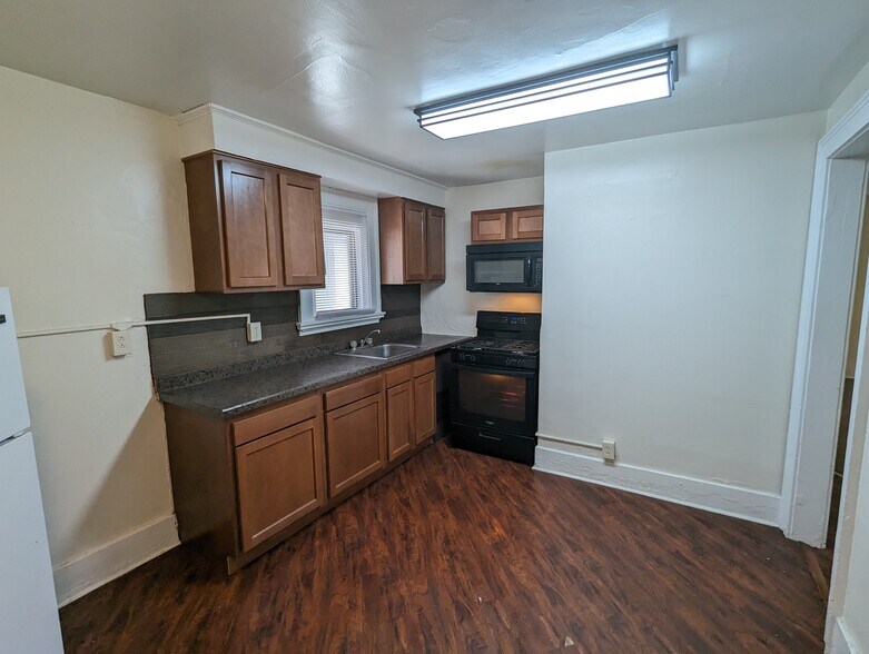 Building Photo - 608 Elmwood Ave