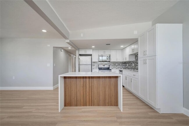 Building Photo - 2303 Bonneville Dr